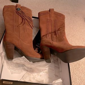 NEW REBA SUEDE BOOTS SIZE 8.5